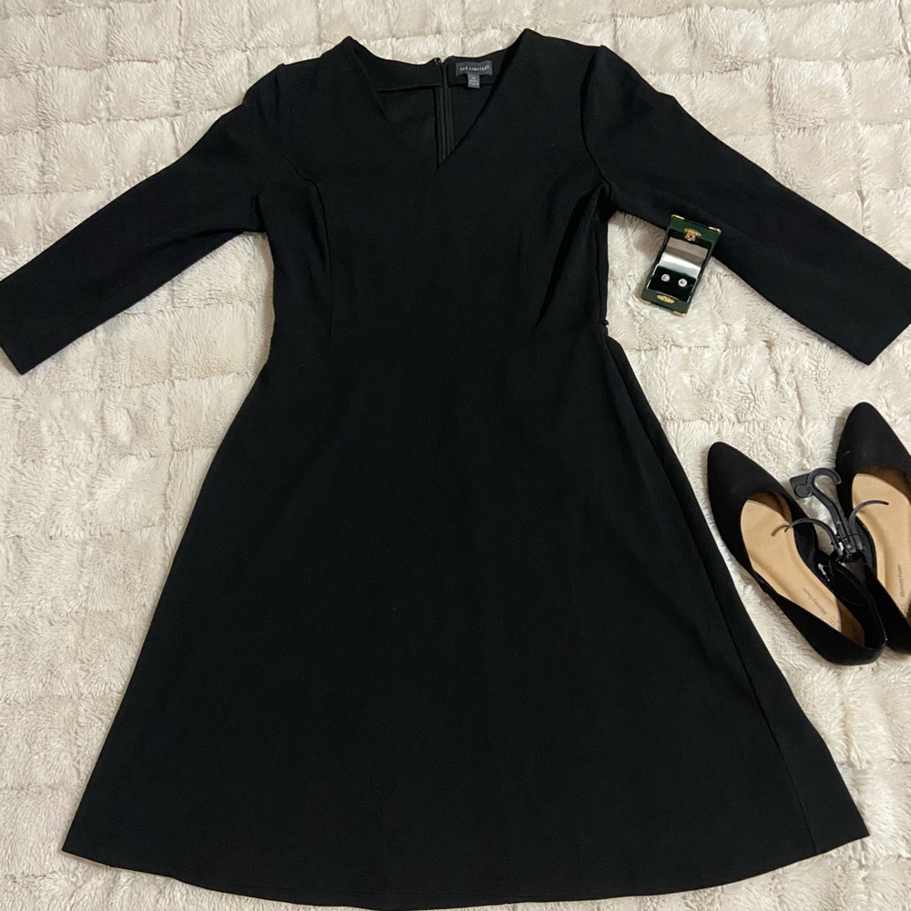Long sleeve black dress. (M)